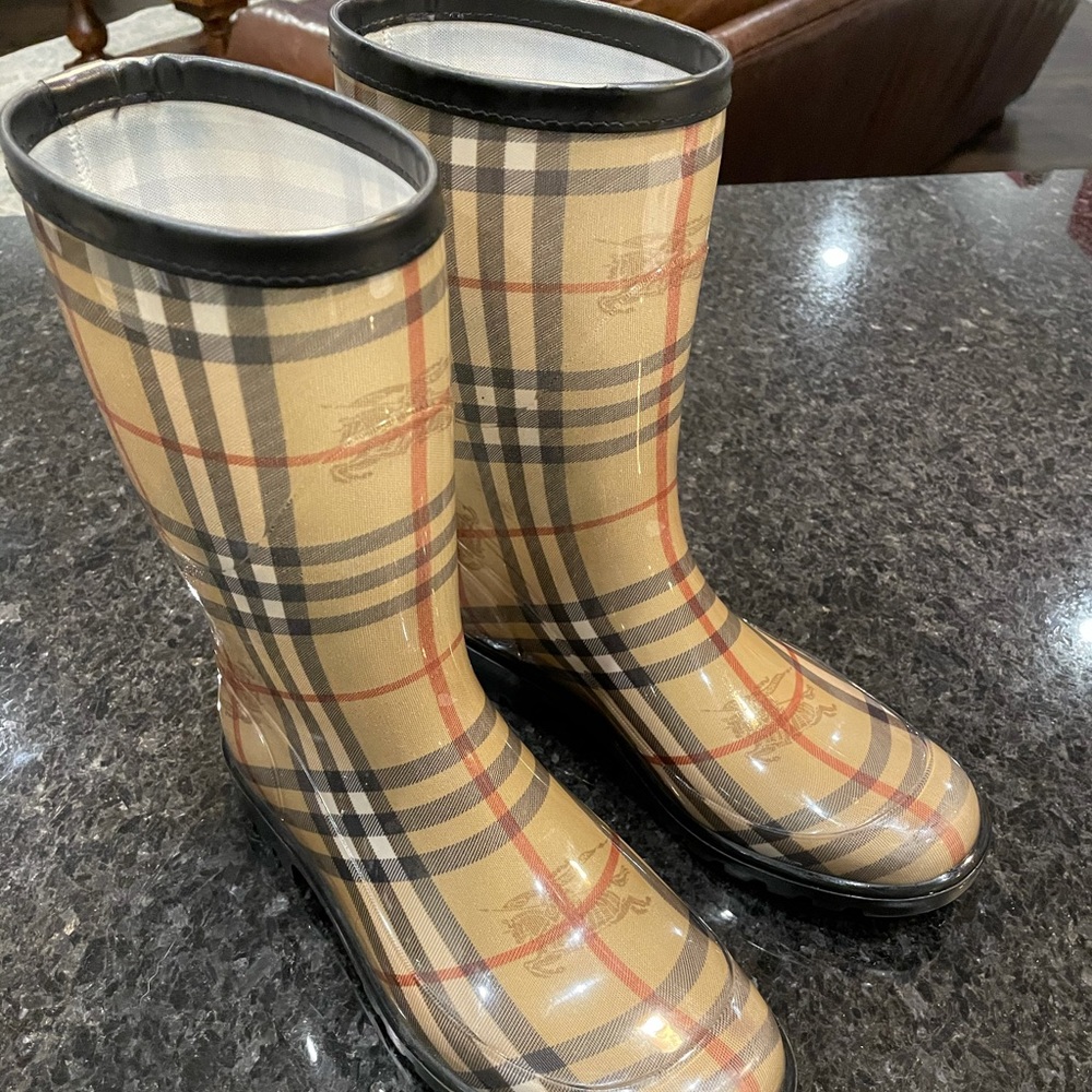 Burberry rain boots size 38 (size 8)